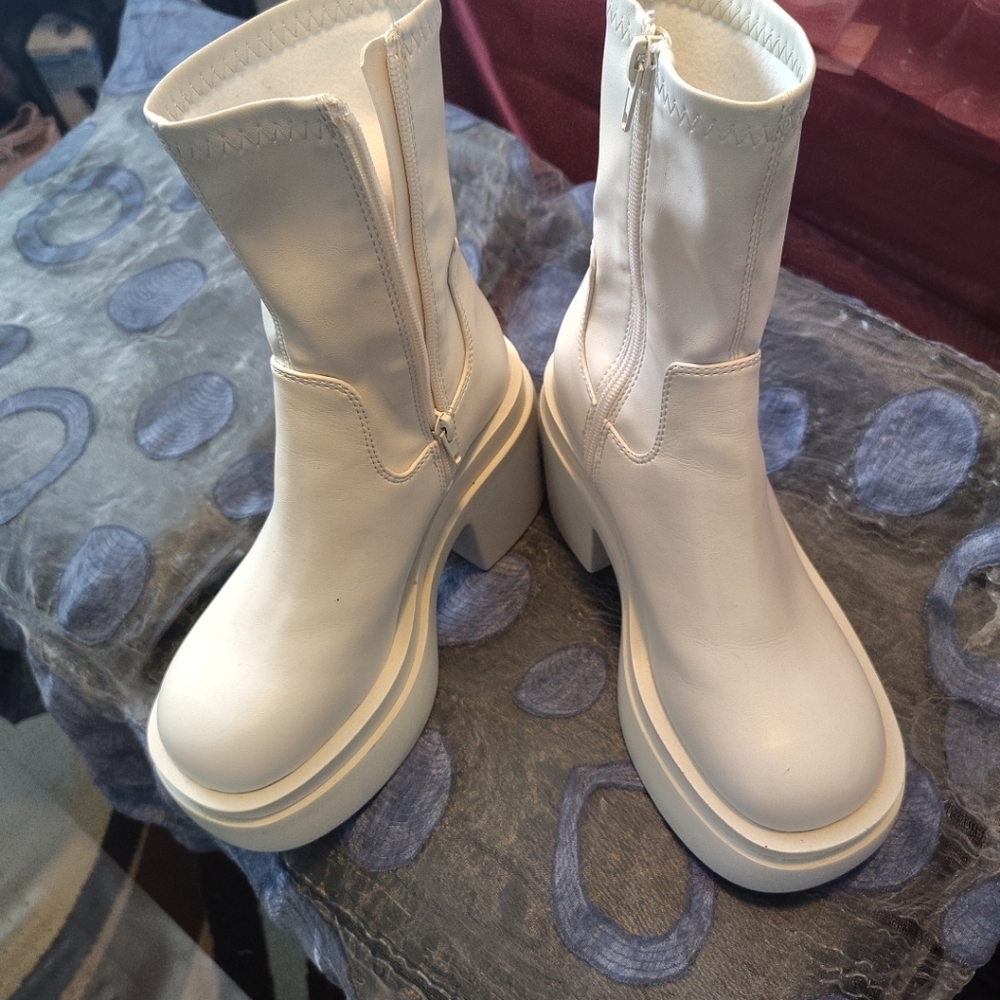 Elegant White Heeled Boots